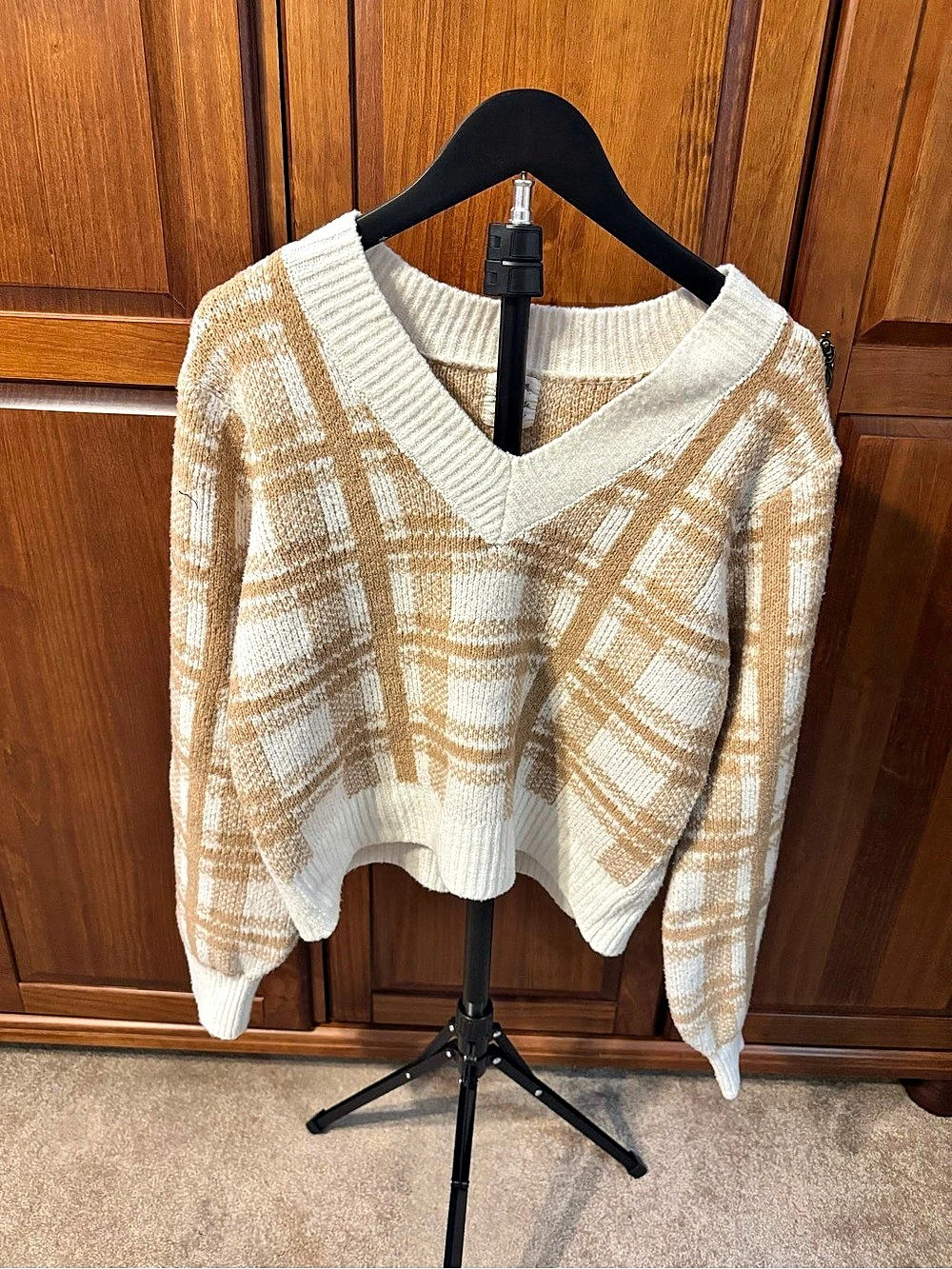 Vivy Roe Plaid V-Neck Sweater in Cream & Brown Size Large